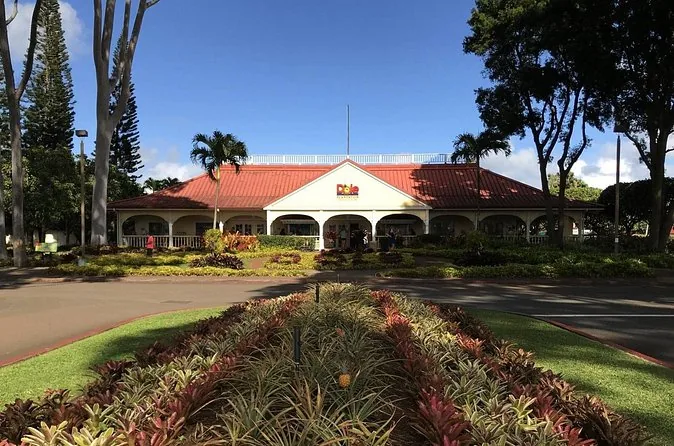 Das Besucherzentrum der Dole Plantation mit rotem Dach und Blumengärten