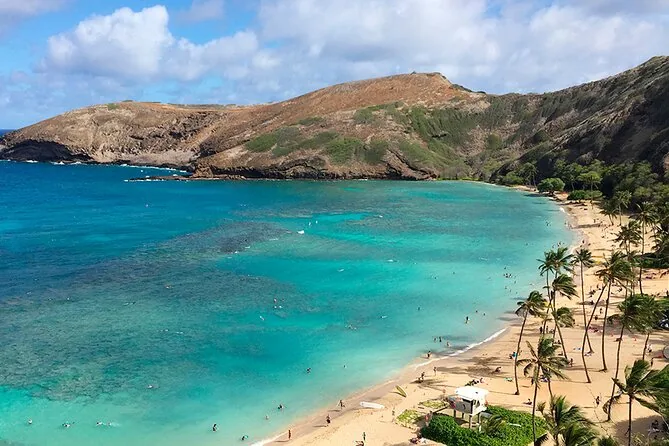 Luftaufnahme des geschwungenen Strands und des türkisfarbenen Riffs der Hanauma Bay